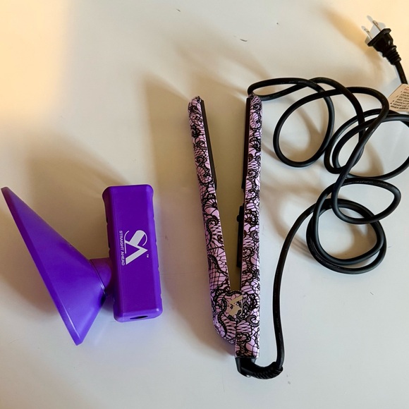 Straight Ahead Hair Straightener and Wall Mount - Picture 2 of 3